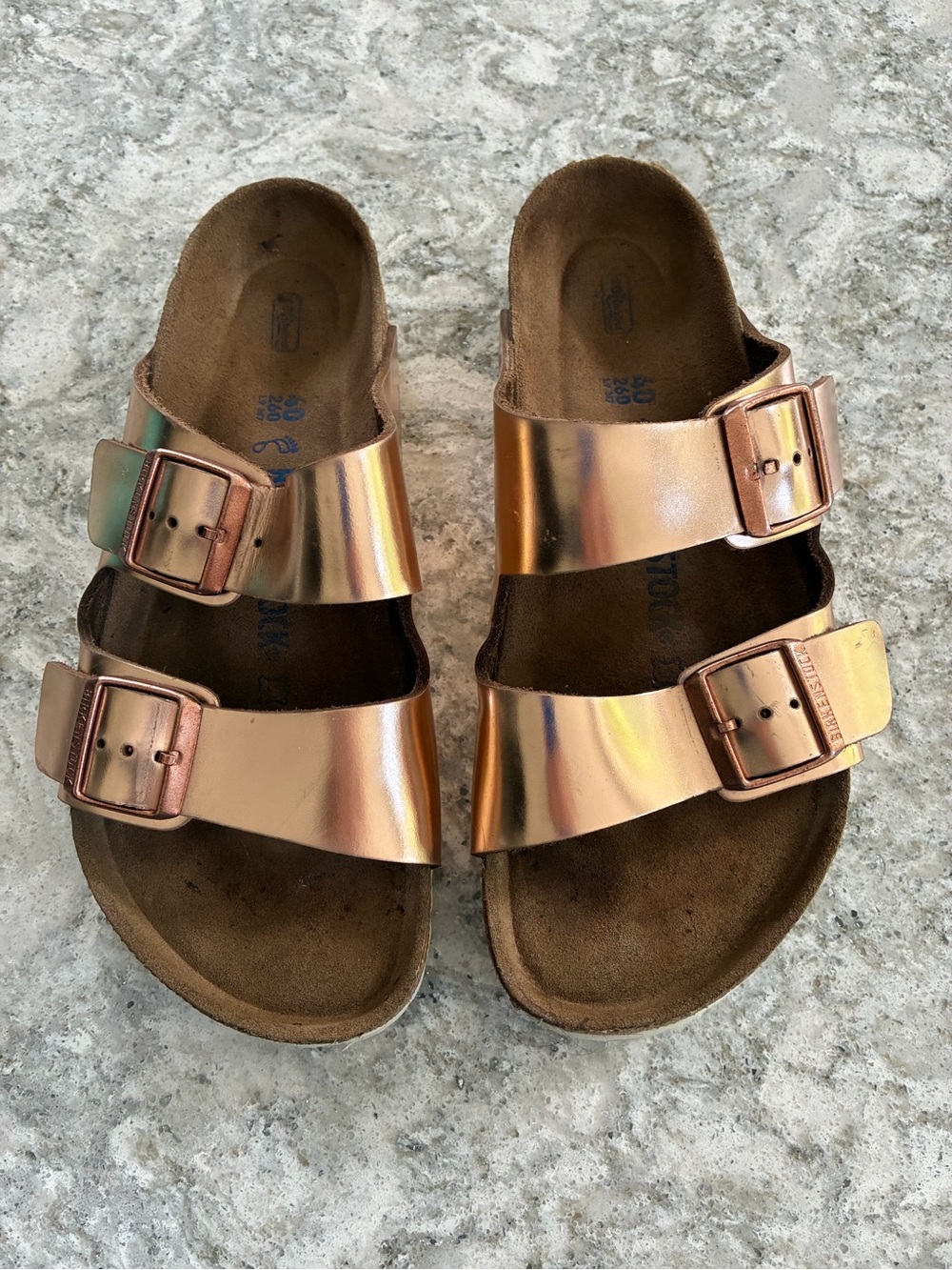 Birkenstock Arizona
Metallic Rose Gold
Leather Sandals - Size 40
EU / 9-9.5 US